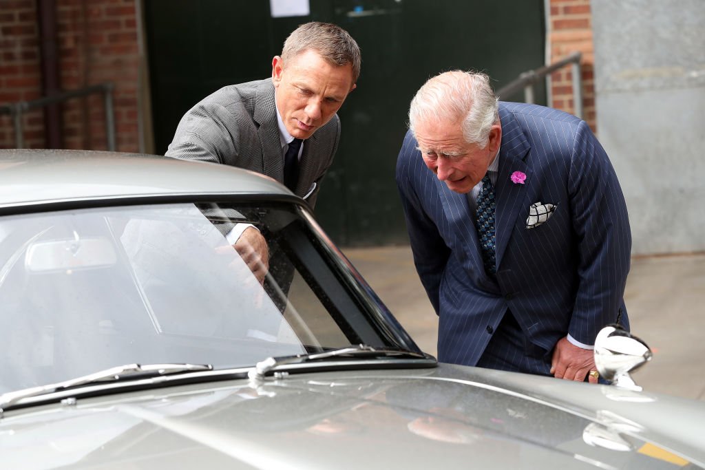 Prince Charles s'entretient avec Daniel Craig lors d'une visite du 25e film "James Bond" qui se déroule au Pinewood Studios le 20 juin 2019 | Photo : Getty Images Prince Charles s'entretient avec Daniel Craig lors d'une visite du 25e film "James Bond" qui se déroule au Pinewood Studios le 20 juin 2019 | Photo : Getty Images