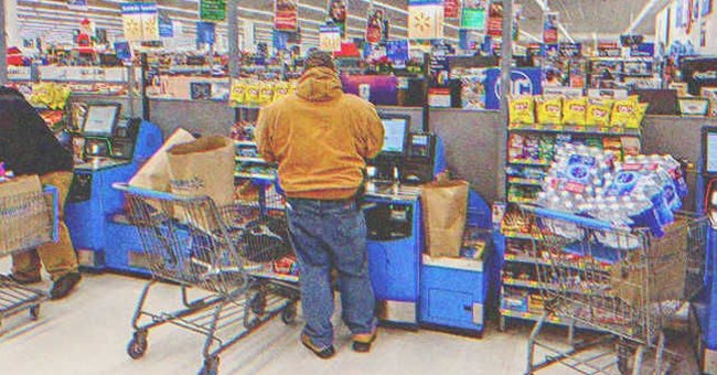 Hombre procesando compras en supermercado. | Foto: Shutterstock