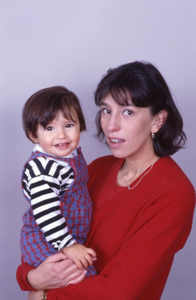 L'actrice française Anémone et sa fille Lili à Avoriaz en janvier 1985, France. | Photo : Getty Images