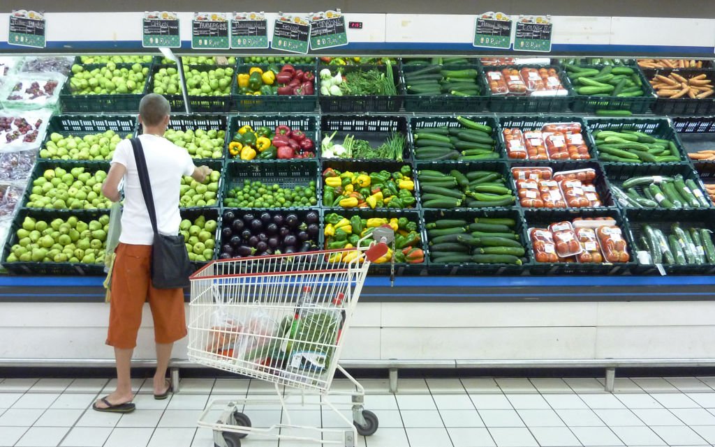 Une personne faisant ses courses | photo : Getty Images