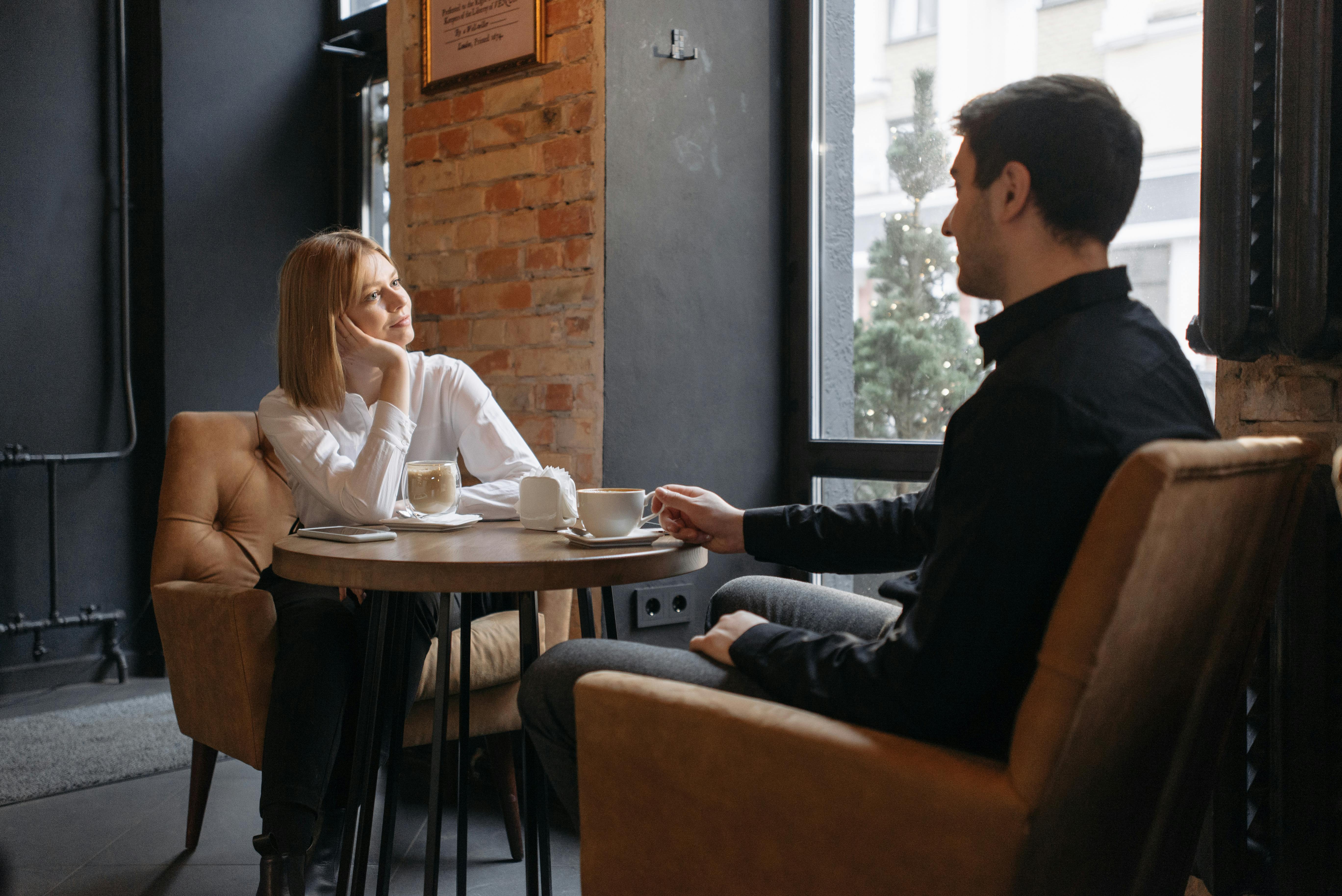 A man and woman talking in a cafe | Source: Pexels