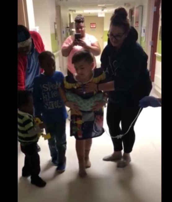 Picture of Quinton Neal during his visit to Rush Monday in the hospital to help him learn how to walk again  | Source: Youtube/CBS News
