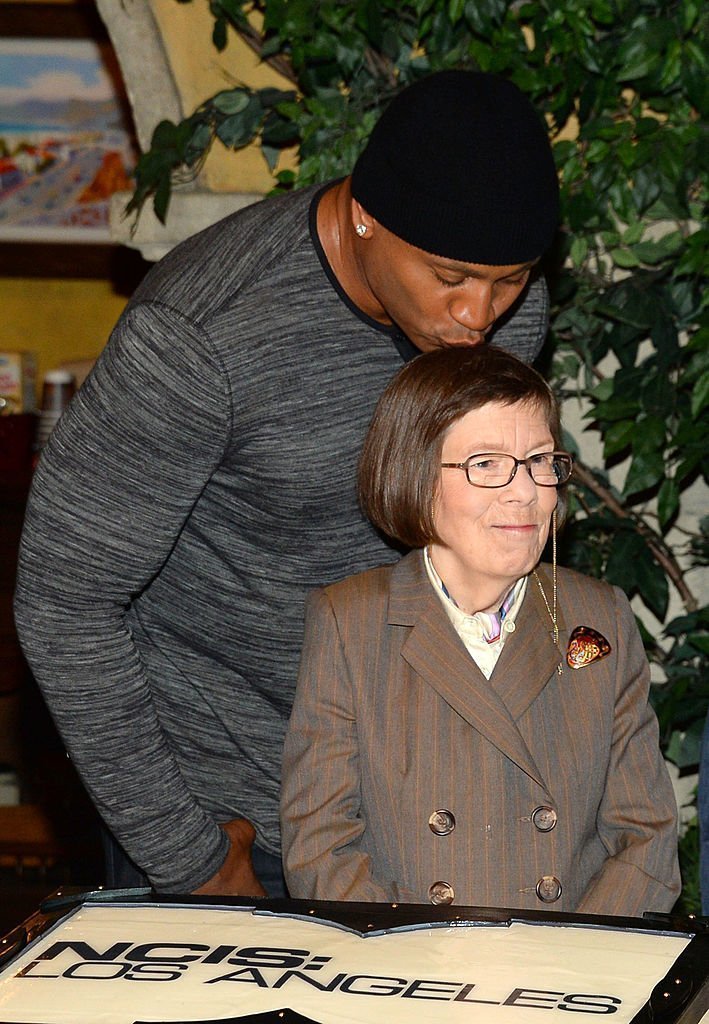 L.L. Cool J und Linda Hunt verbringen einen gemeinsamen Moment bei der 100. Episodenfeier von CBS' "NCIS: Los Angeles" | Quelle: Getty Images