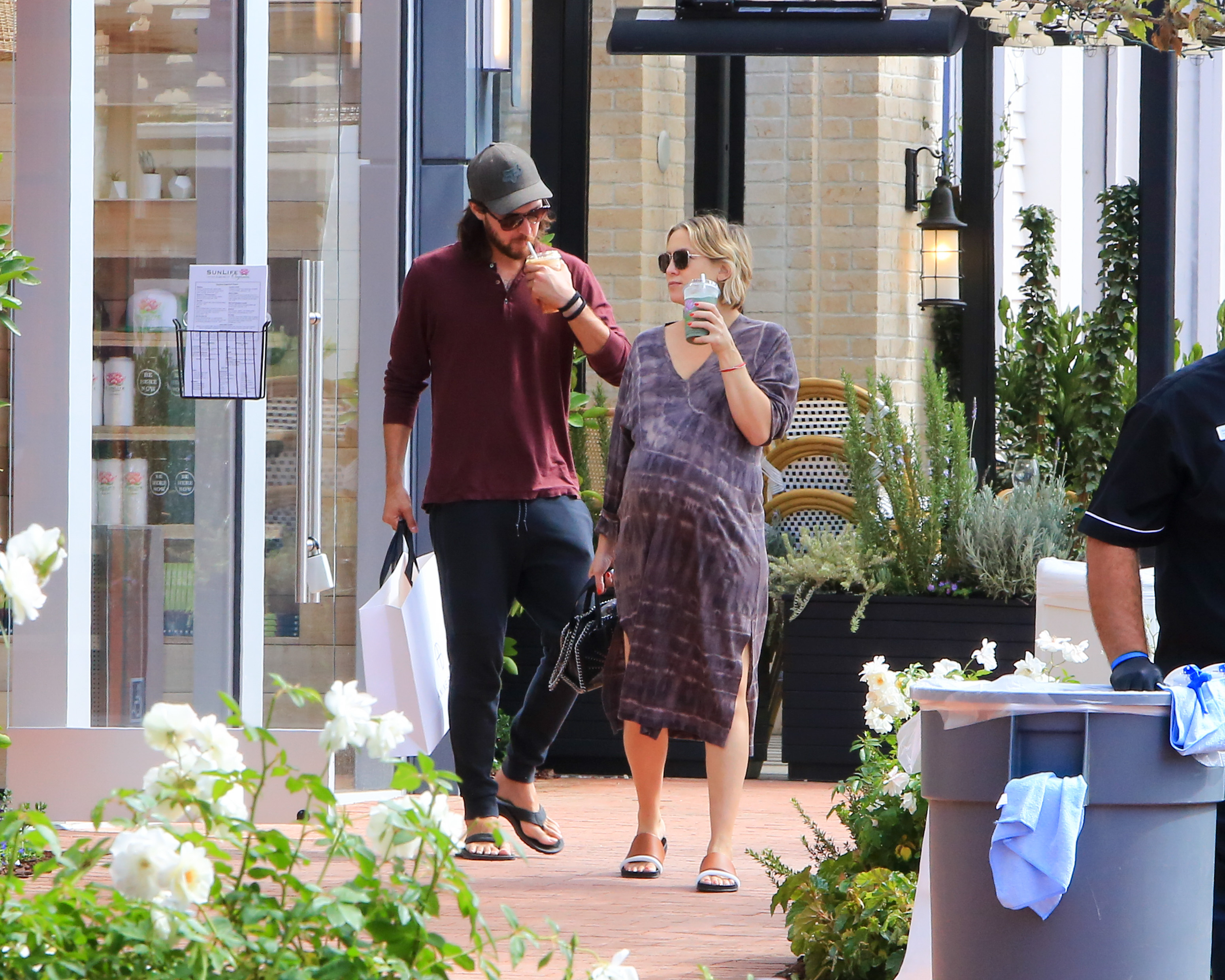 Danny Fujikawa and Kate Hudson were spotted taking a walk on September 24, 2018, in Los Angeles, California. | Source: Getty Images