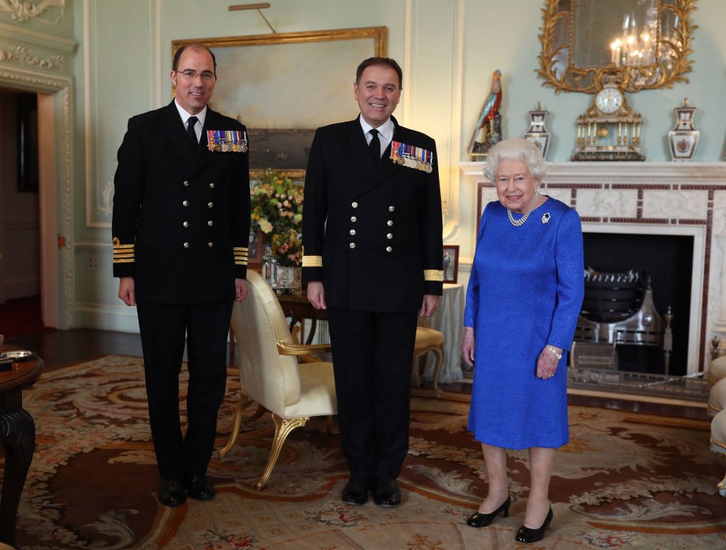 Queen Elizabeth II receives Commodore Steven Moorhouse and Captain Angus Essenhigh, during a private audience in the Queens Private Audience Room in Buckingham Palace. | Photo: Getty Images.