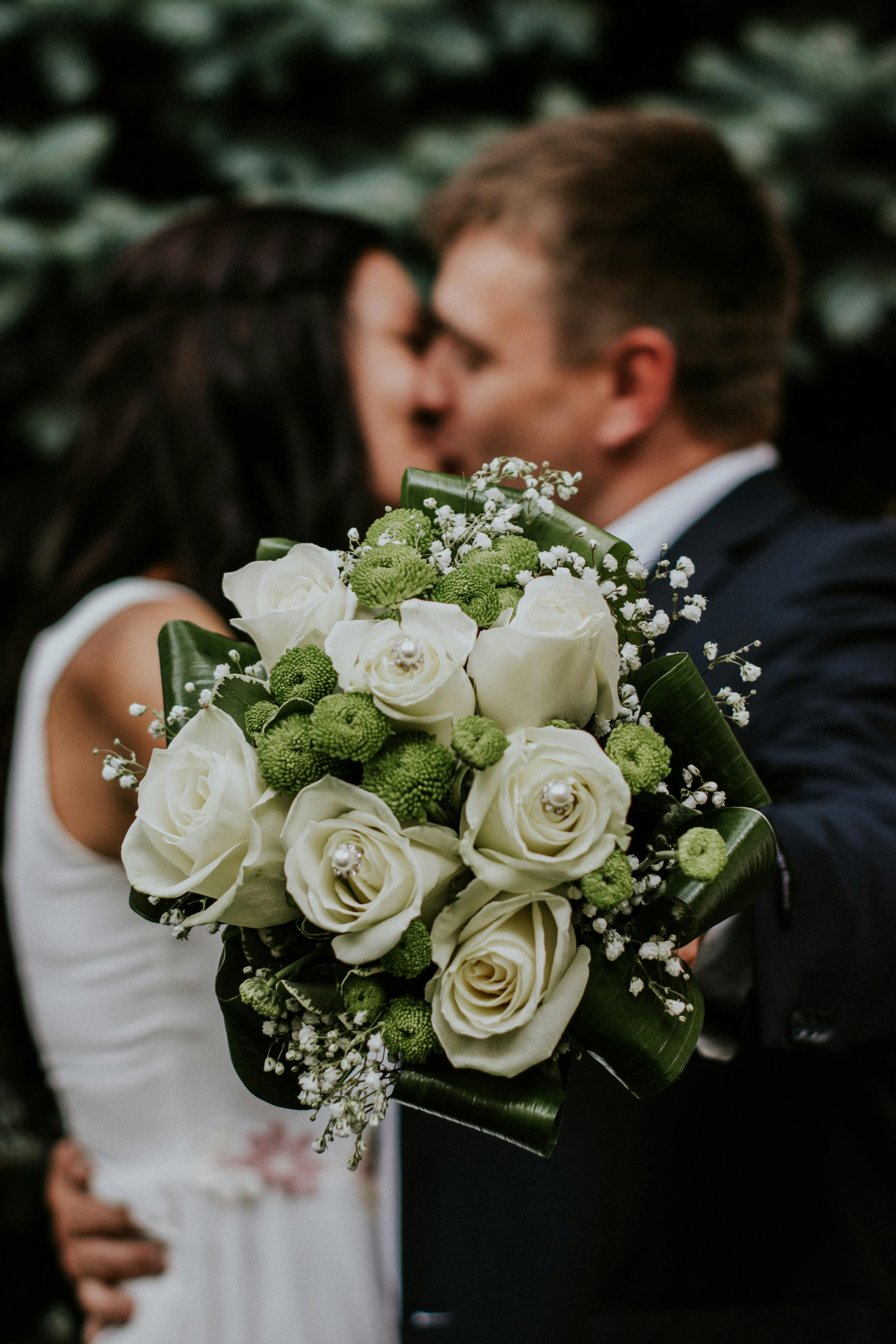 Newlywed couple kissing | Source: Pexels