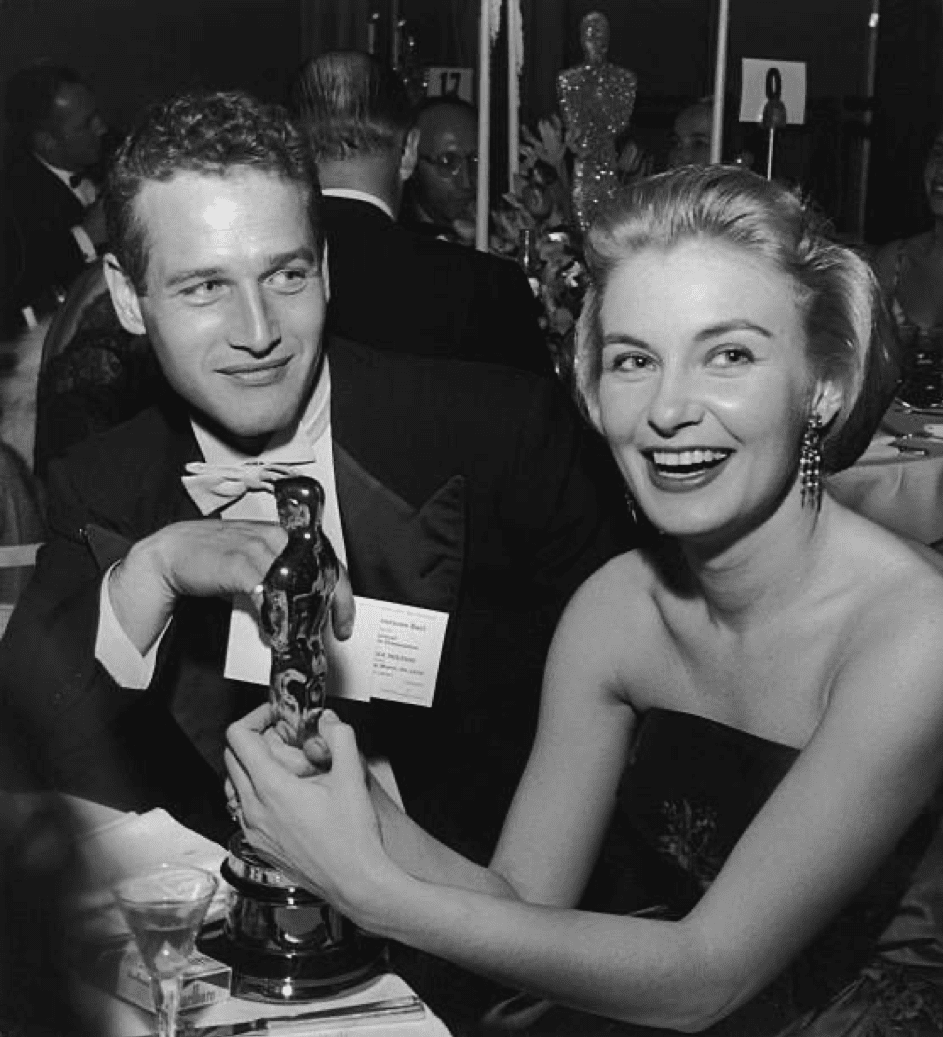 Paul Newman und Joanne Woodward beim Governer's Ball im Beverly Hilton Hotel, 1958. | Quelle: Getty Images
