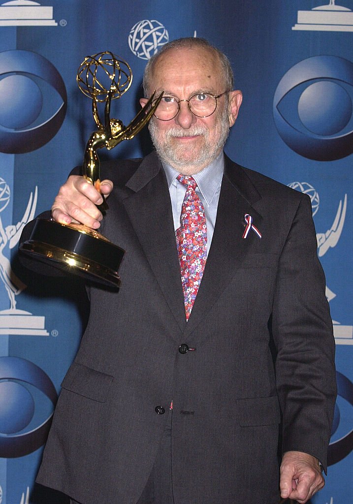 Loring Mandel poses with his Emmy for Best Writing for a Miniseries or Movie for HBO's "Conspiracy. | Photo: Getty Images