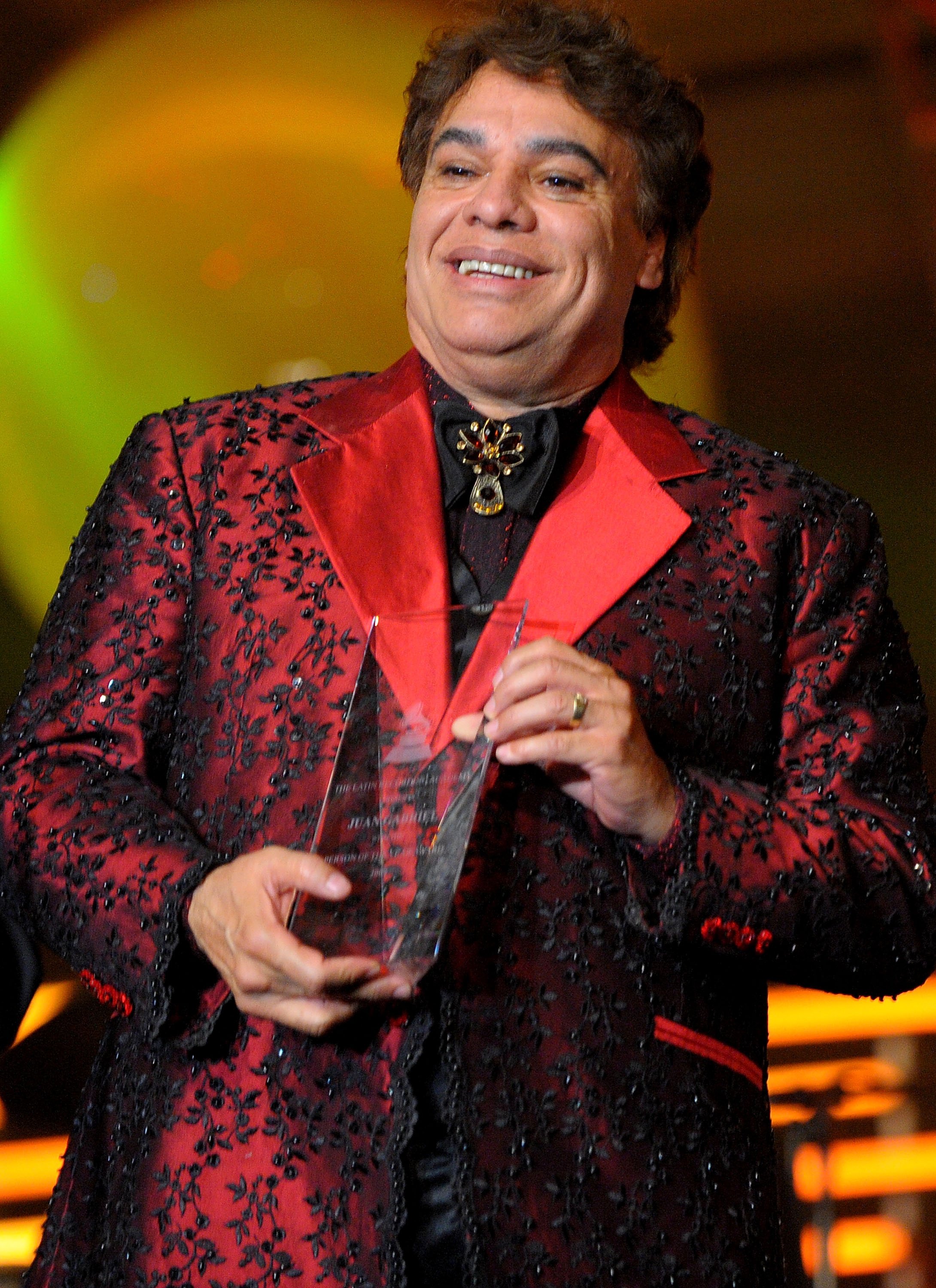 Juan Gabriel recibiendo galardón. || Fuente: Getty Images Juan Gabriel recibiendo galardón. || Fuente: Getty Images