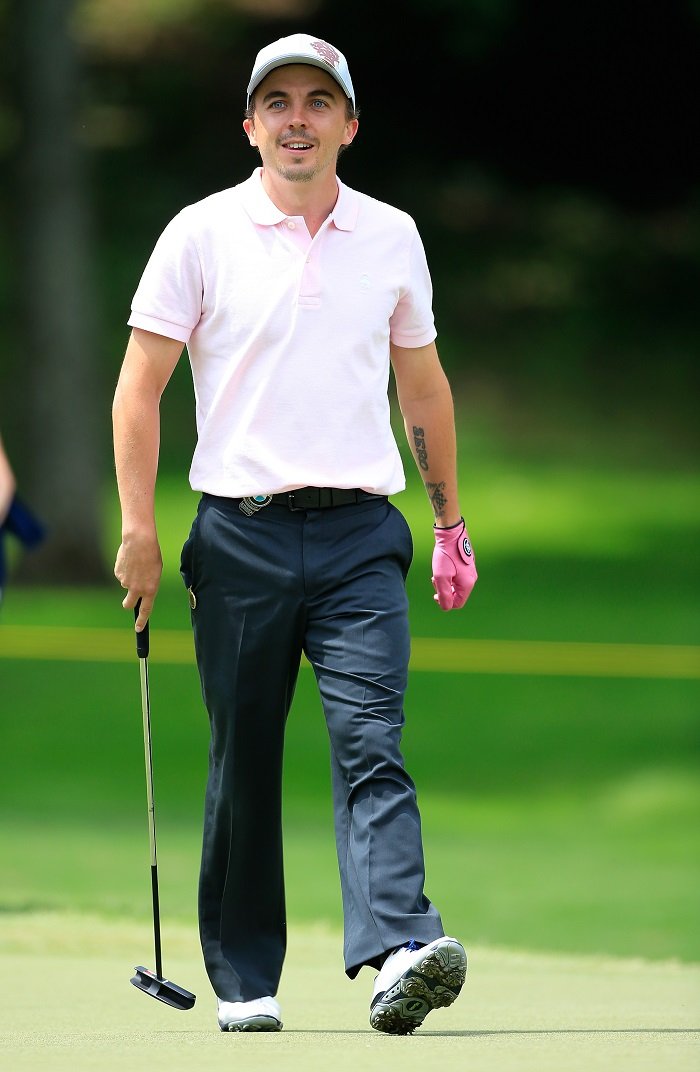 Frankie Muniz plays golf outdoors. l Images: Getty Images