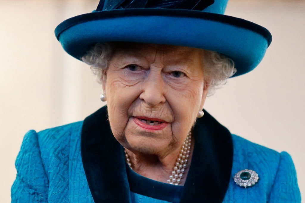 Queen Elizabeth visits the new headquarters of the Royal Philatelic society | Photo: Getty Images
