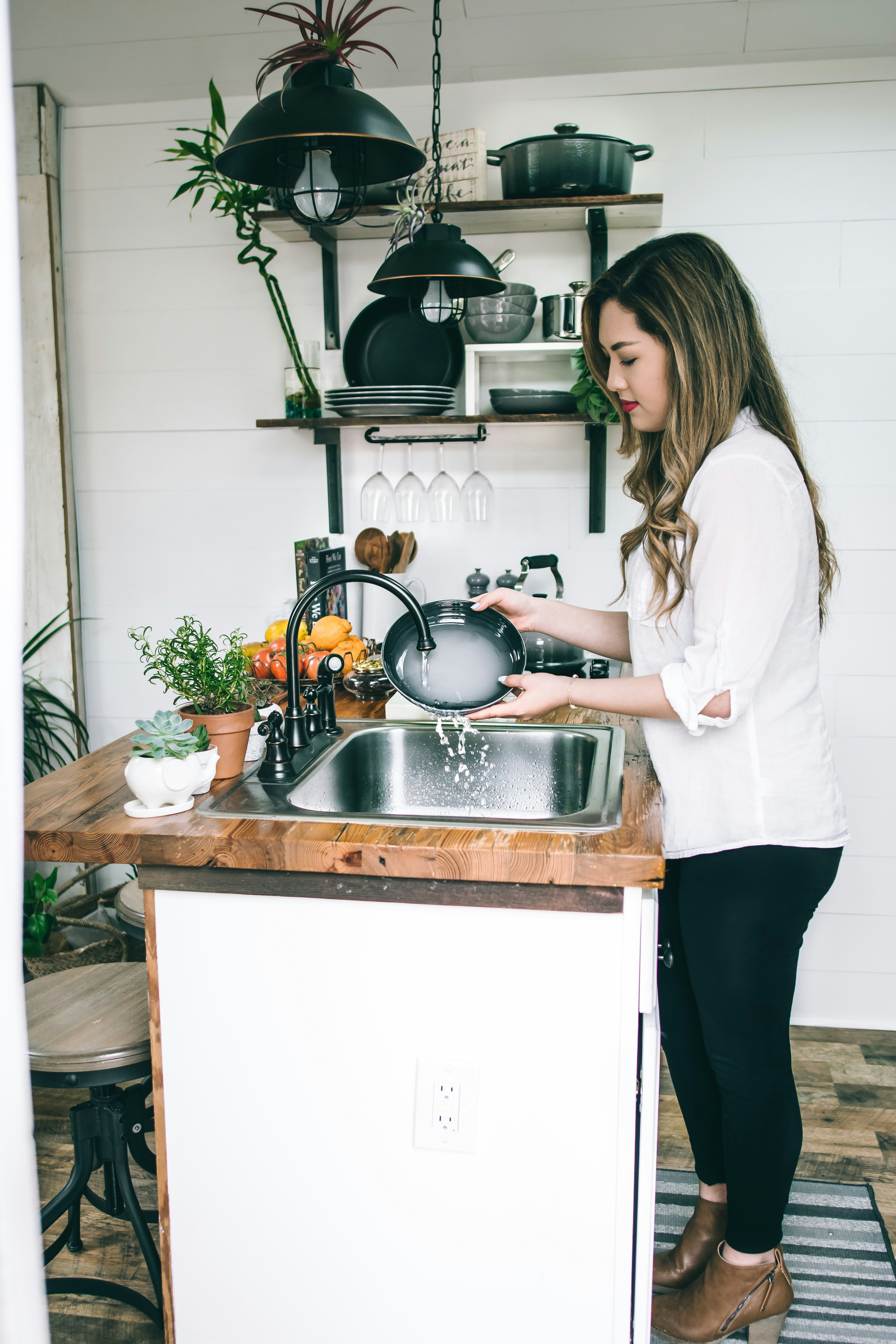 A woman doing chores | Source: Unsplash