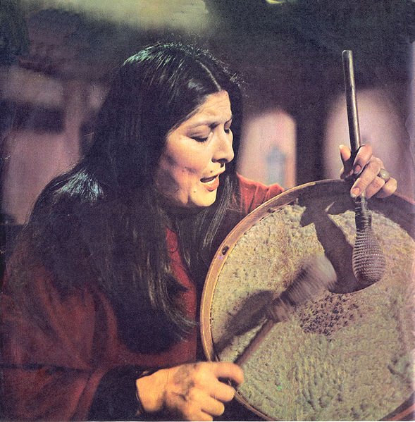 Fotografía de la cantante argentina Mercedes Sosa perteneciente al disco "Mercedes Sosa", serie "Grandes Artístas" editado en Argentina en 1973. | Foto: Wikimedia Commons