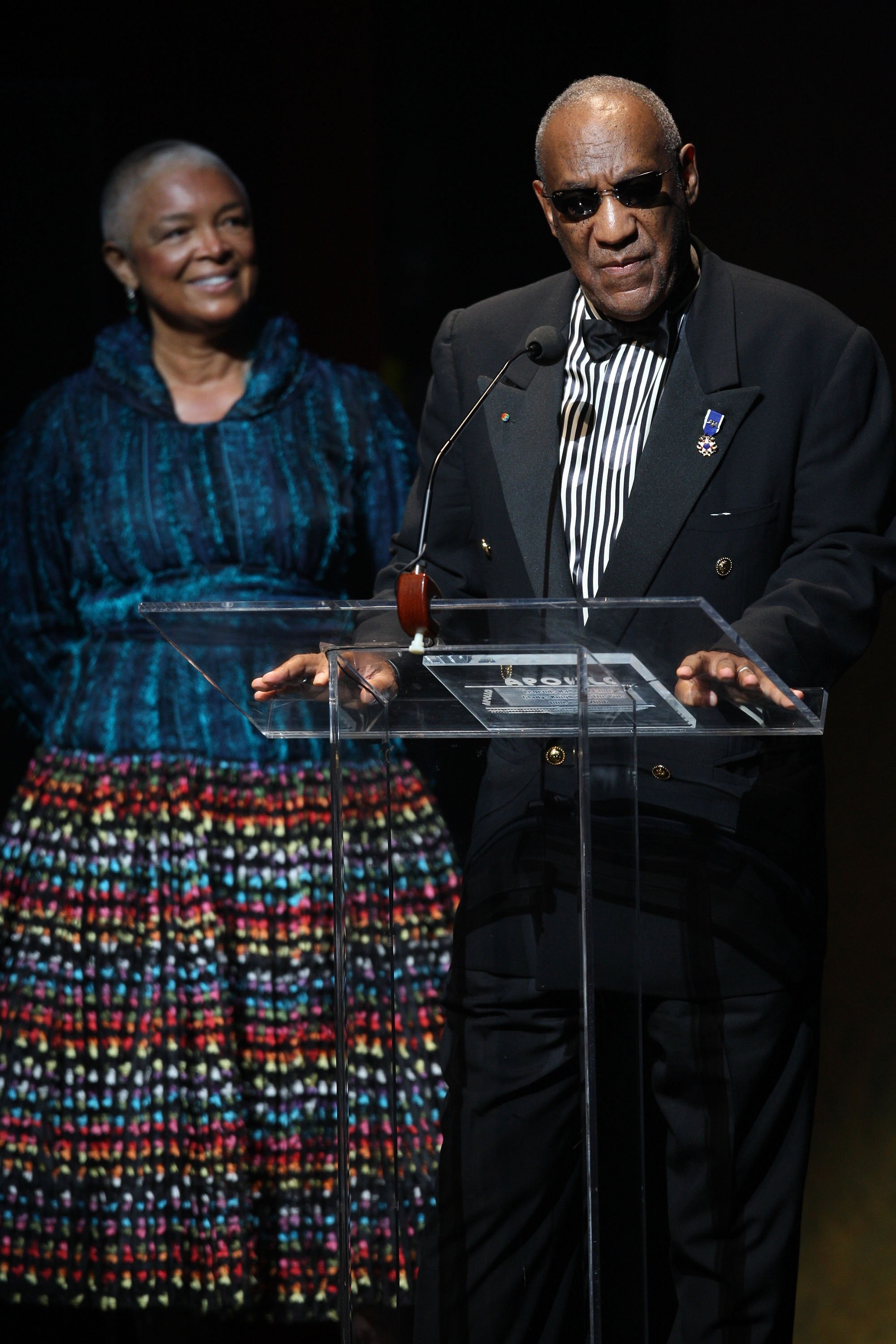 Bill Cosby et son épouse Camille s'expriment sur scène lors du gala du 75e anniversaire de l'Apollo Theater, le 8 juin 2009 à New York. | Photo : Getty Images