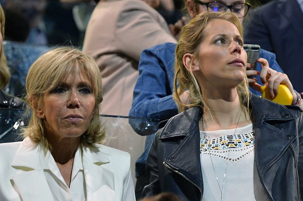 Brigitte Trogneux et sa fille Tiphaine Auziere assistent à la réunion d'Emmanuel Macron le 17 avril 2017 à Paris, France. | Photo : Getty Images