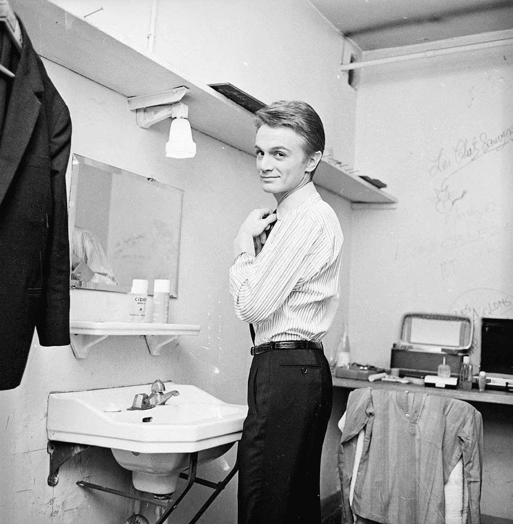 18 novembre 1963 : le chanteur pop français Claude François dans son dressing. Sa chanson "Comme d'Habitude" a ensuite été traduite en anglais par "My Way". | Photo : Getty Images