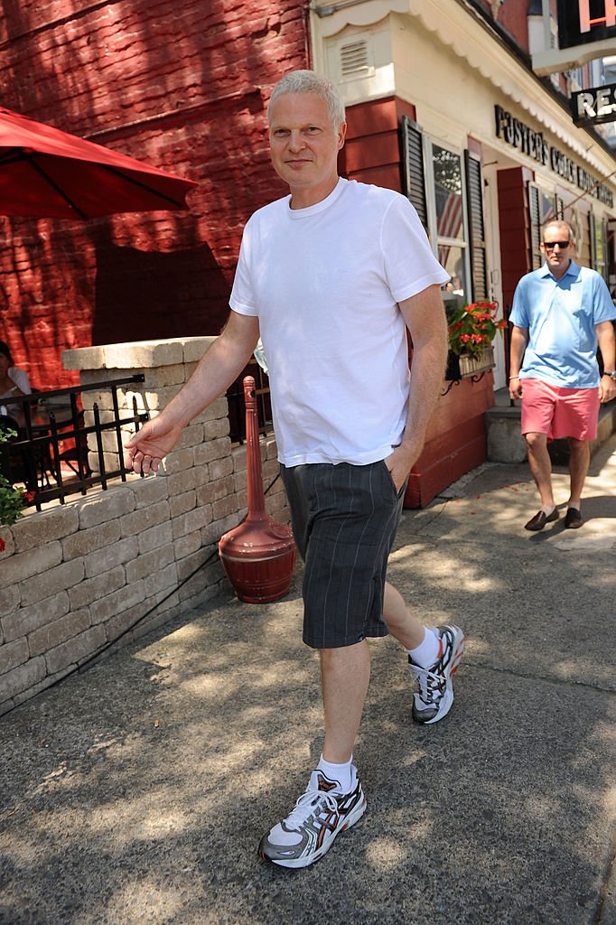 Steve Bing est vu dans les rues quelques heures avant le mariage de Chelsea Clinton et Marc Mezvinsky le 31 juillet 2010 à Rhinebeck, New York. | Photo : Getty Images Steve Bing est vu dans les rues quelques heures avant le mariage de Chelsea Clinton et Marc Mezvinsky le 31 juillet 2010 à Rhinebeck, New York. | Photo : Getty Images