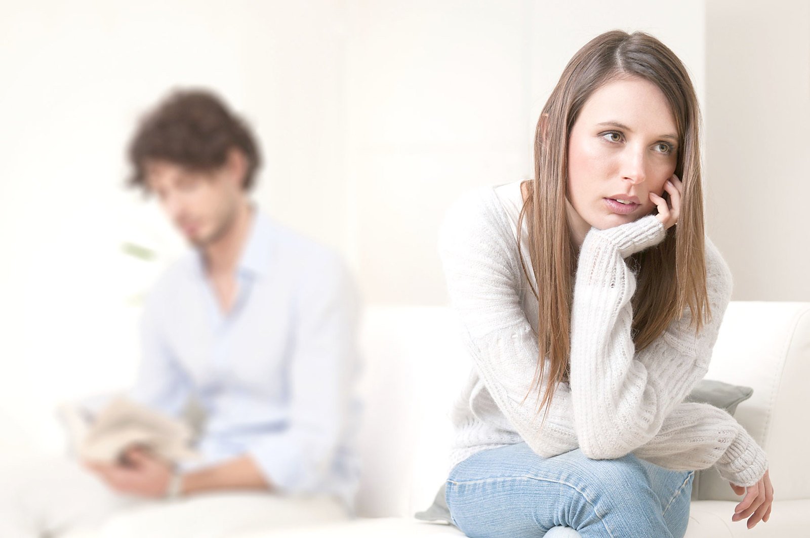 Mujer molesta dándole la espalda a su pareja. | Imagen: Flickr