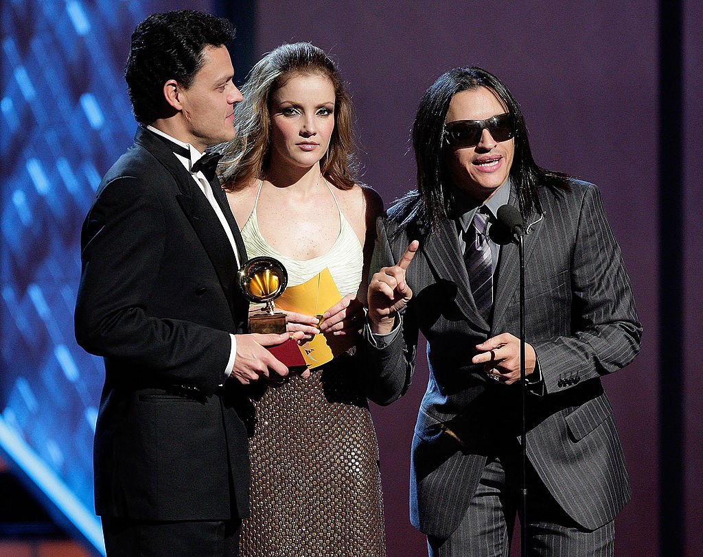 Pedro Fernández, Karla Álvarez y Elvis Crespo en el escenario durante la octava entrega anual de los premios GRAMMY en el Mandalay Bay Events Center, el 8 de noviembre de 2007, en Las Vegas, Nevada. | Imagen: Getty Images Pedro Fernández, Karla Álvarez y Elvis Crespo en el escenario durante la octava entrega anual de los premios GRAMMY en el Mandalay Bay Events Center, el 8 de noviembre de 2007, en Las Vegas, Nevada. | Imagen: Getty Images