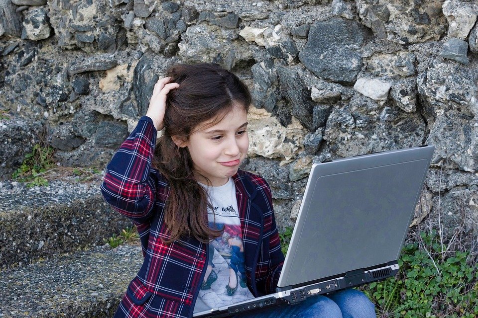 Enfant utilisant la technologie| Photo : Pixabay Enfant utilisant la technologie| Photo : Pixabay