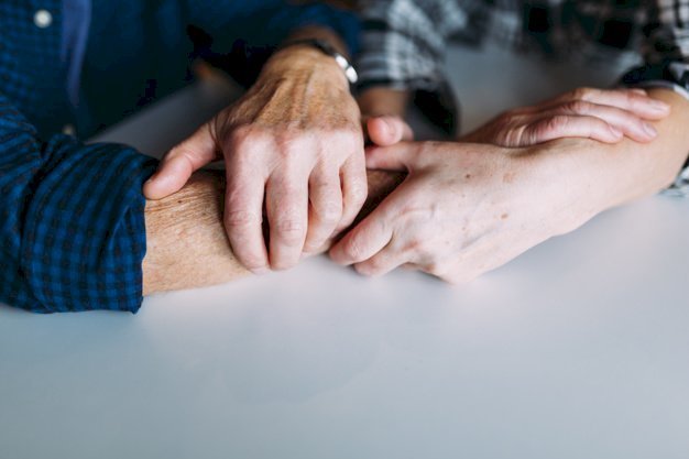 Old couple holding hands | Source: Freepik