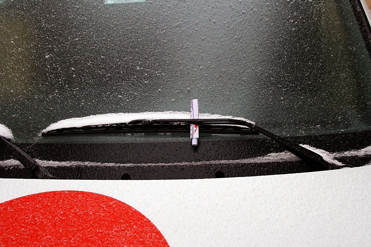 A parking ticket attached to the wiper of a car | Photo: Pixabay