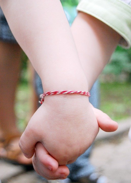 Dos niños tomados de las manos. | Imagen: Max Pixel Dos niños tomados de las manos. | Imagen: Max Pixel