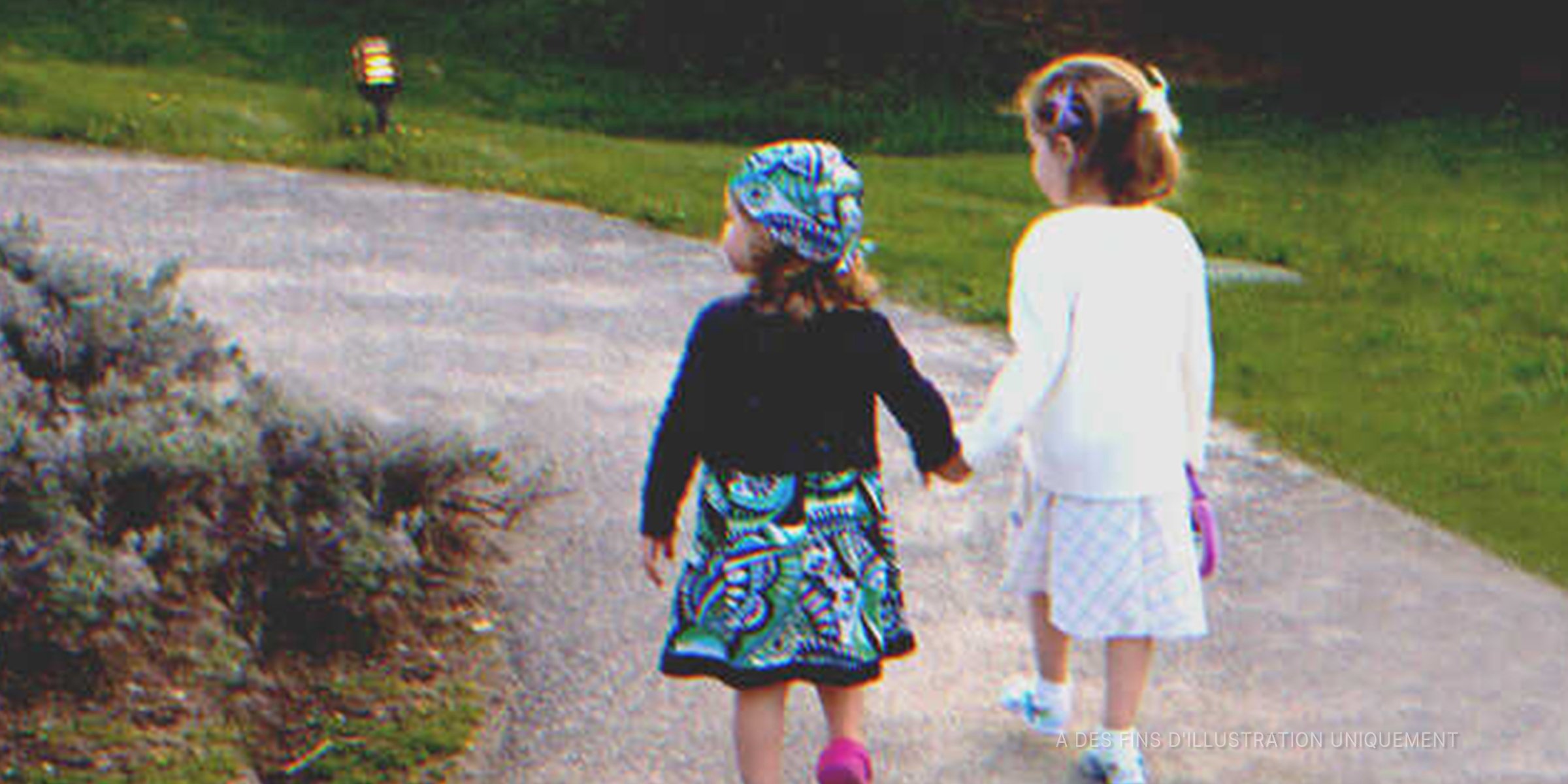 Deux fillettes qui marchent en se tenant par la main І Source : Flickr / hlkljgk (CC BY-SA 2.0)