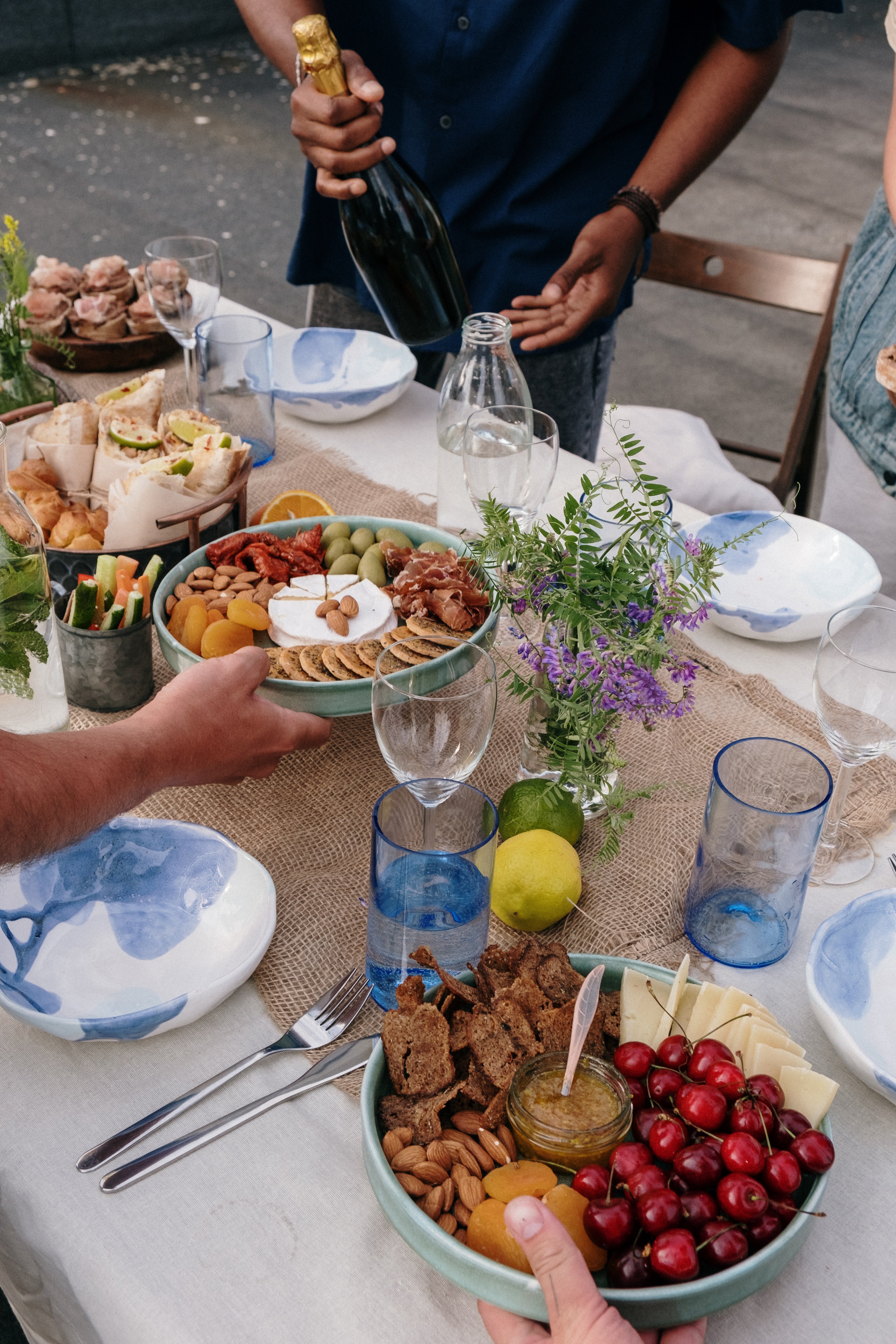 Snacks on the table at a dinner party. | Pexels