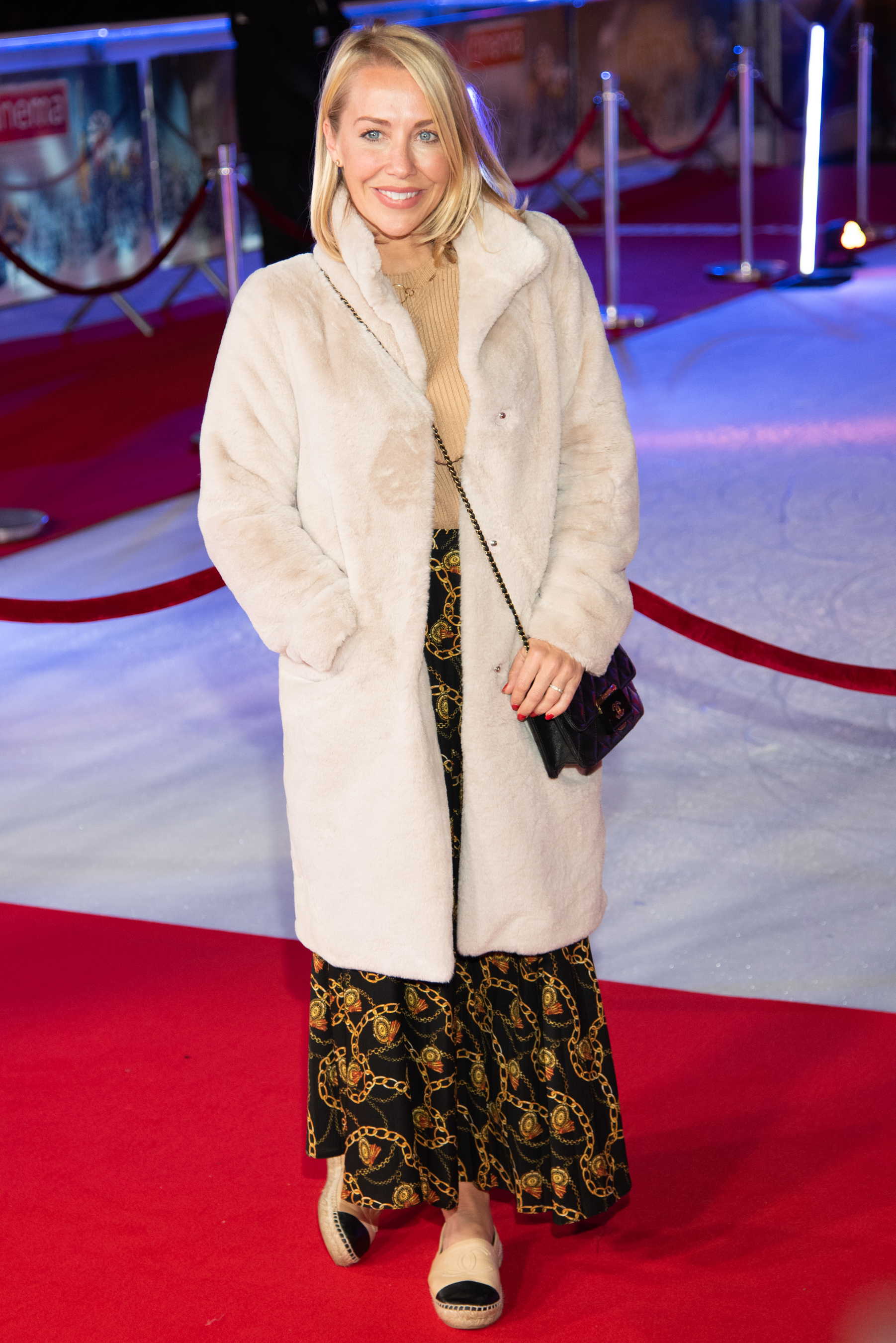 Cosy meets couture! Hamilton brings winter fairytale vibes to the red carpet at the UK premiere of "A Boy Called Christmas" on 15 November 2021, wrapping up in a luxe cream coat and patterned maxi — pure seasonal magic.