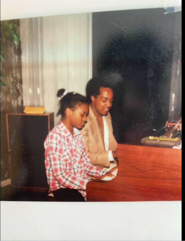 Peabo Bryson sits at a piano with a young Linda Bryson-Thigpen in an undated family photo. The image was later shared by Linda in celebration of Father's Day. | Source: Facebook/Linda Bryson-Thigpen