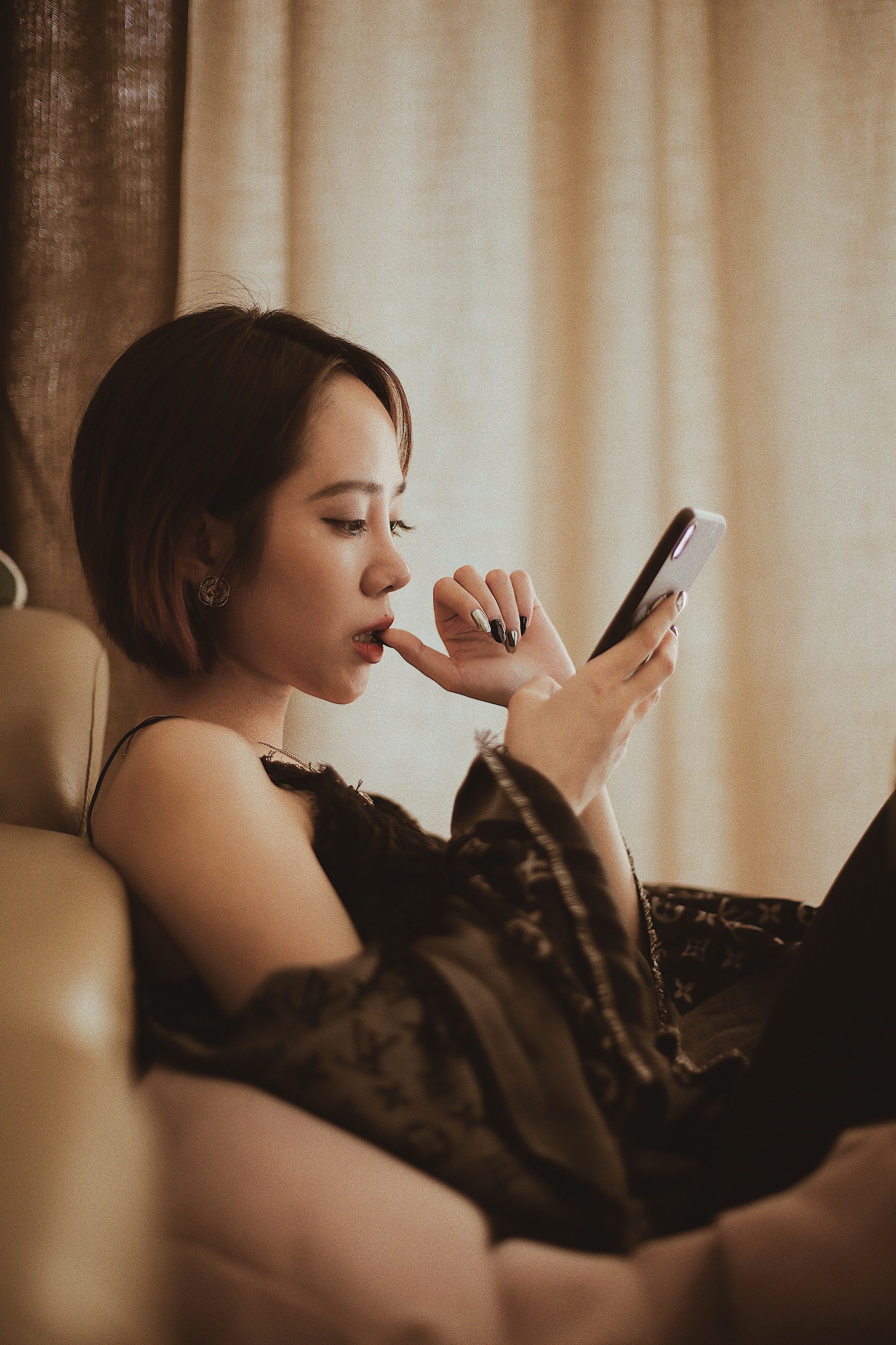 A woman using a phone | Source: Pexels