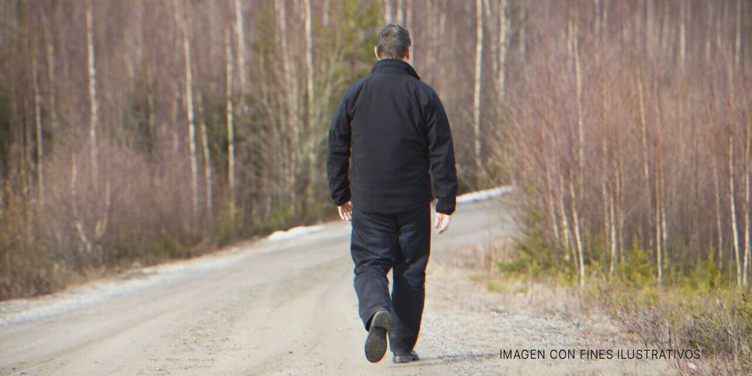 Hombre caminando por la carretera. | Foto: Shutterstock