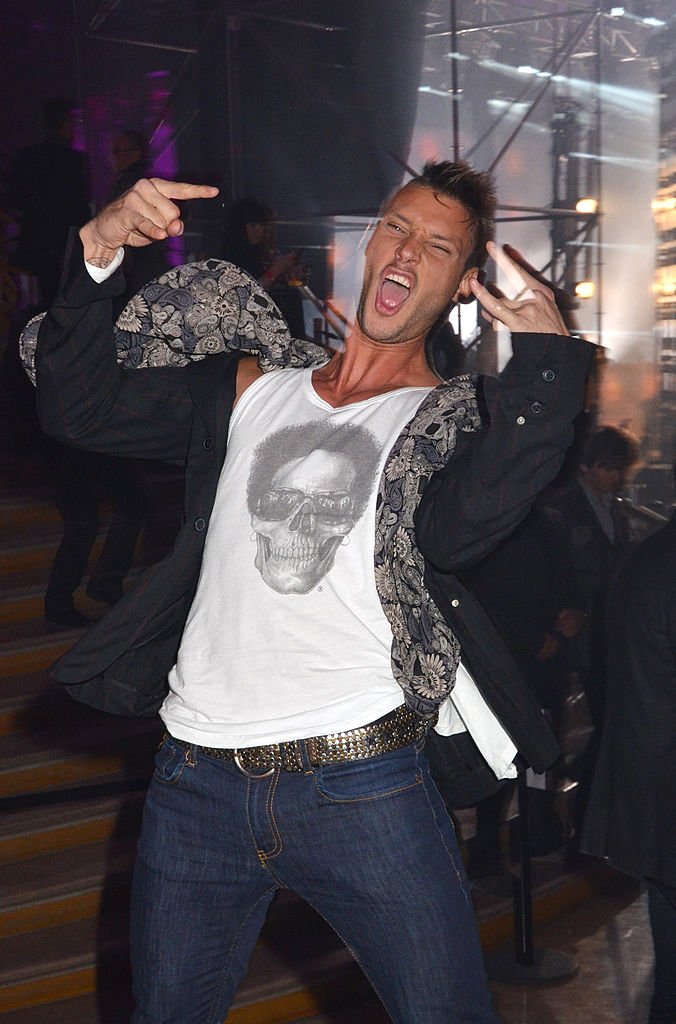 Benjamin Bove du `` Queers '' assiste à la célébration du 20e anniversaire de Radio FG au Grand Palais le 5 avril 2012 à Paris, France. | Photo : Getty Images