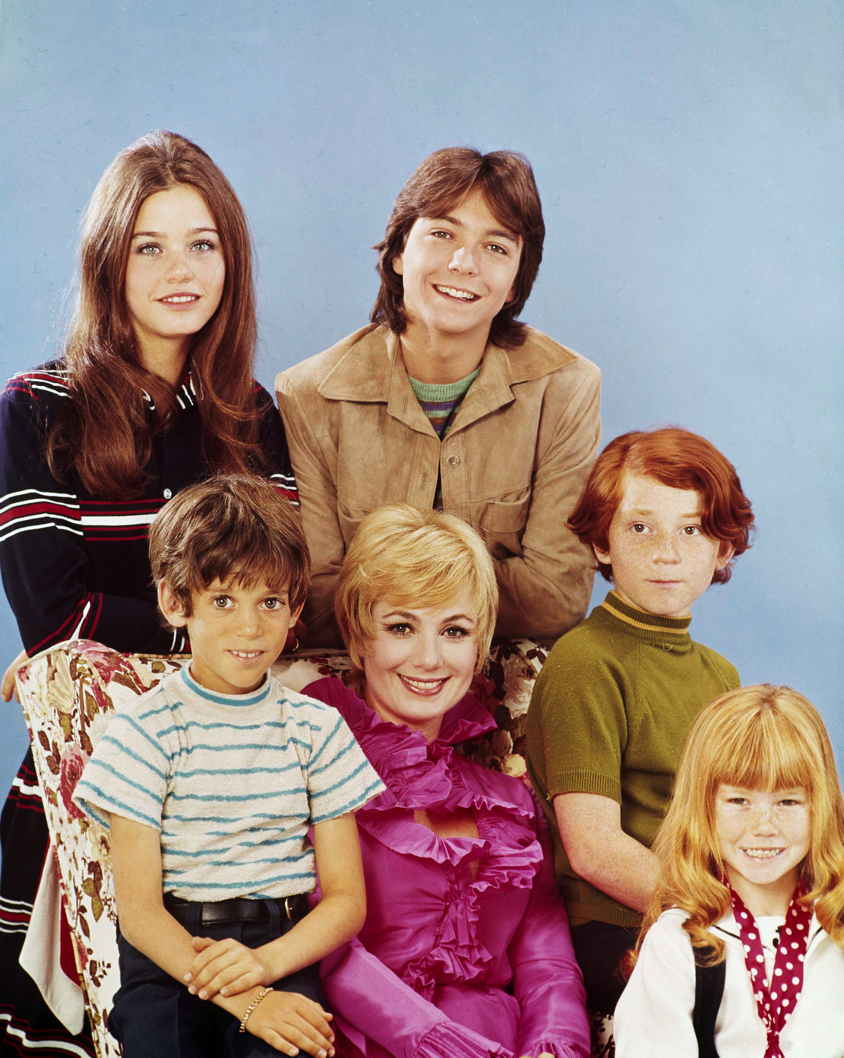 Susan Dey, Jeremy Gelbwaks, David Cassidy, Shirley Jones, Danny Bonaduce, and Suzanne Crough photographed for "The Partridge Family," circa 1970. | Source: Getty Images