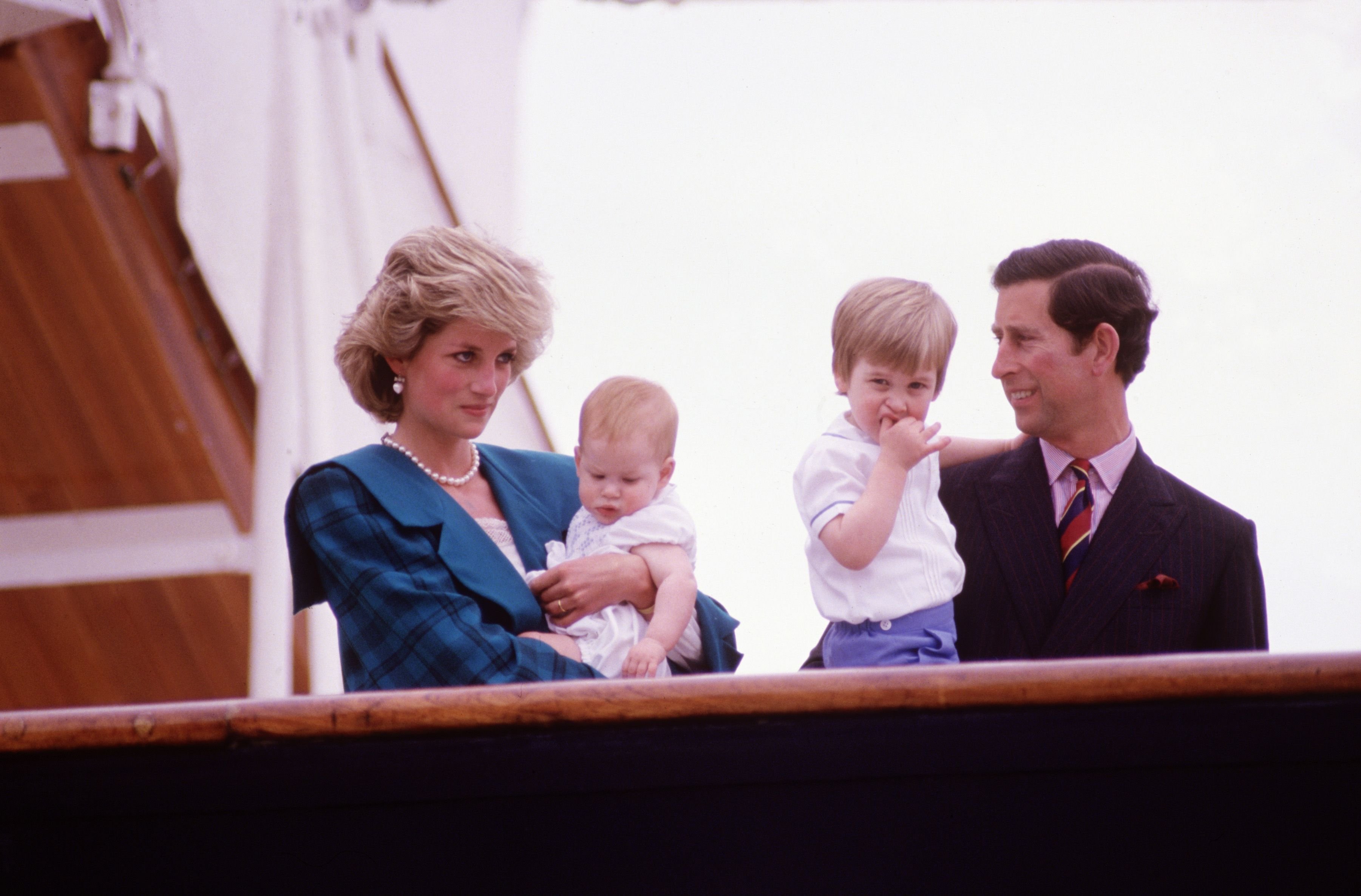 Diana Princesa de Gales y Charles Príncipe de Gales con el Príncipe Harry y el Príncipe William en la cubierta del Royal Yacht Britannia en 1985 | Foto: Getty Images