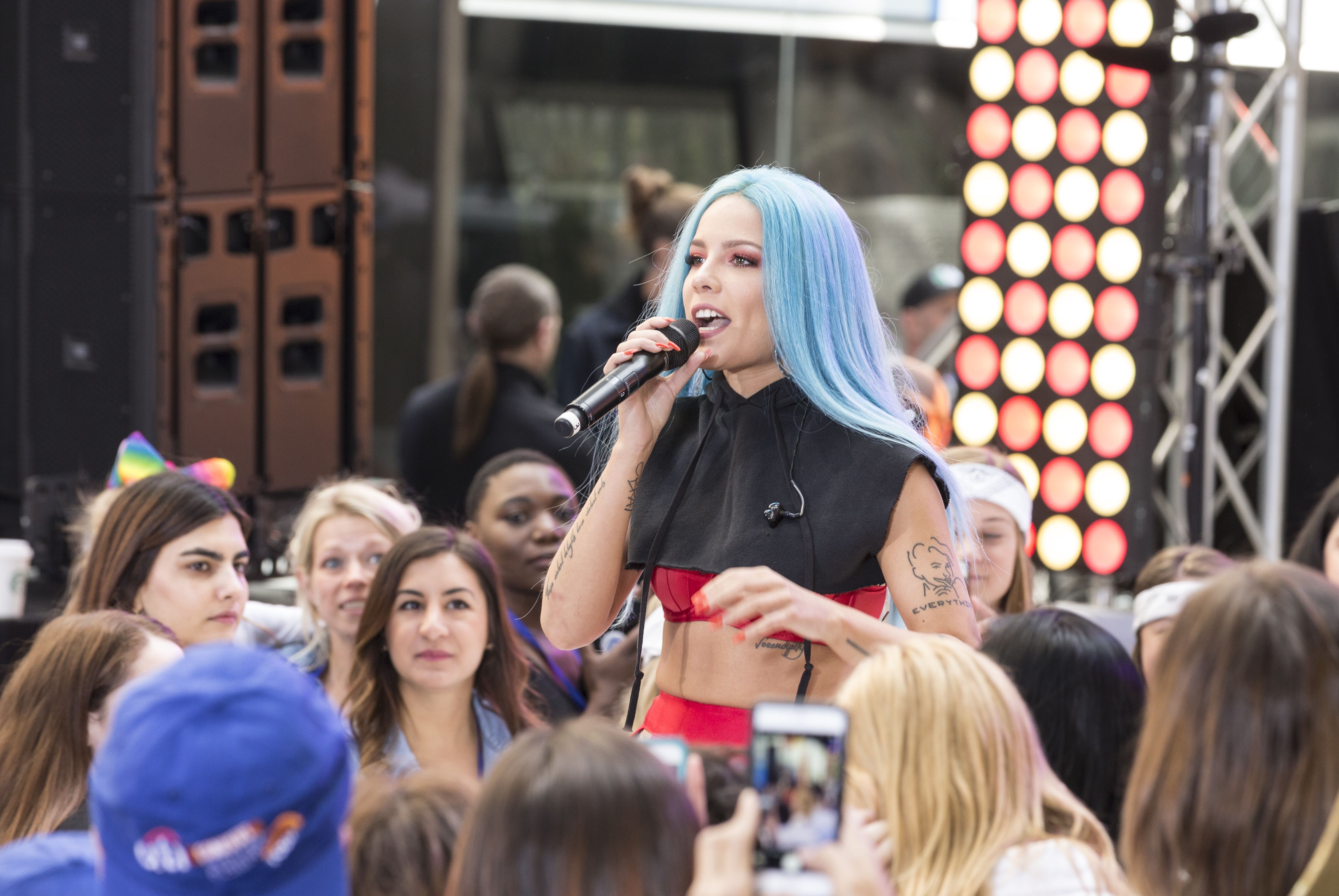 Halsey performs on stage for NBC Today Summer concert in June 9, 2017 | Photo: Shutterstock