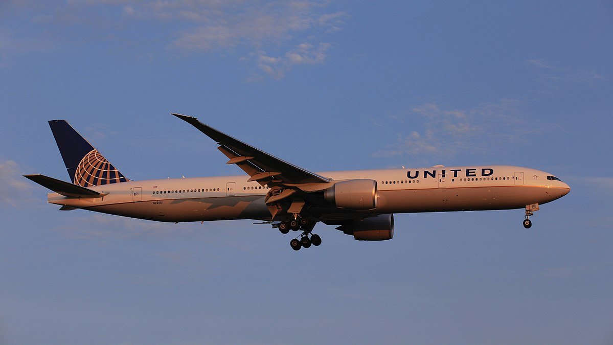 A United Airlines Boeing 777-300ER plane. | Source: Wikimedia Commons Images