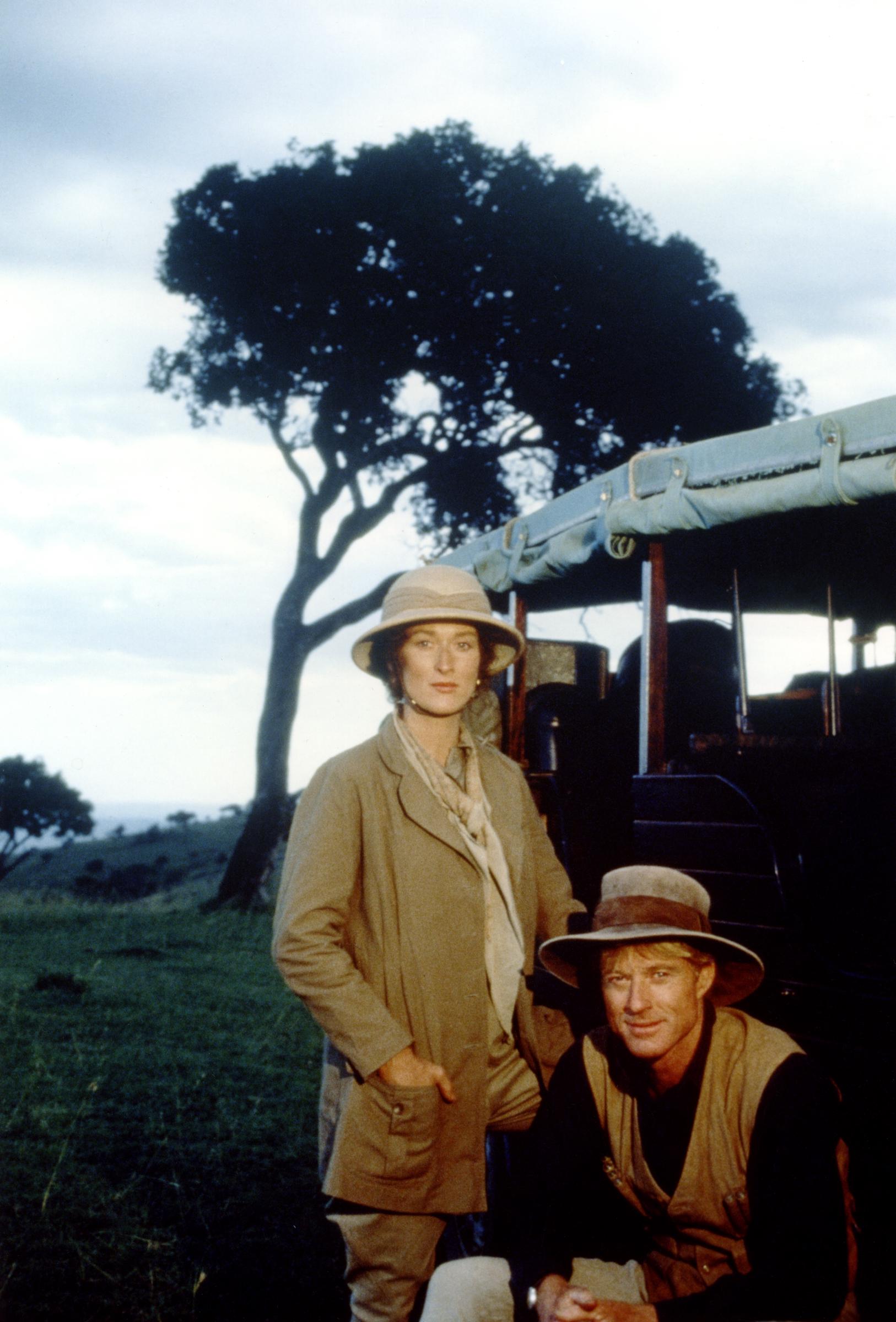 Robert Redford and Meryl Streep on the set of "Out of Africa," 1985 | Source: Getty Images