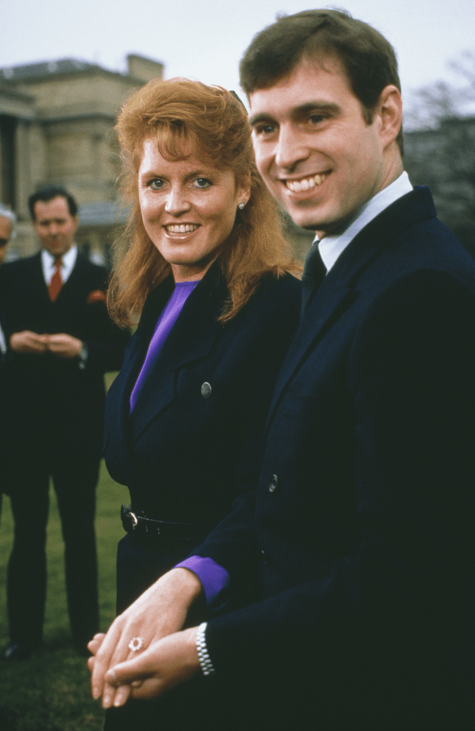 Prinz Andrew mit Sarah Ferguson im Buckingham Palace nach der Bekanntgabe der Verlobung am 17.03.86 in London. | Quelle: Getty Images