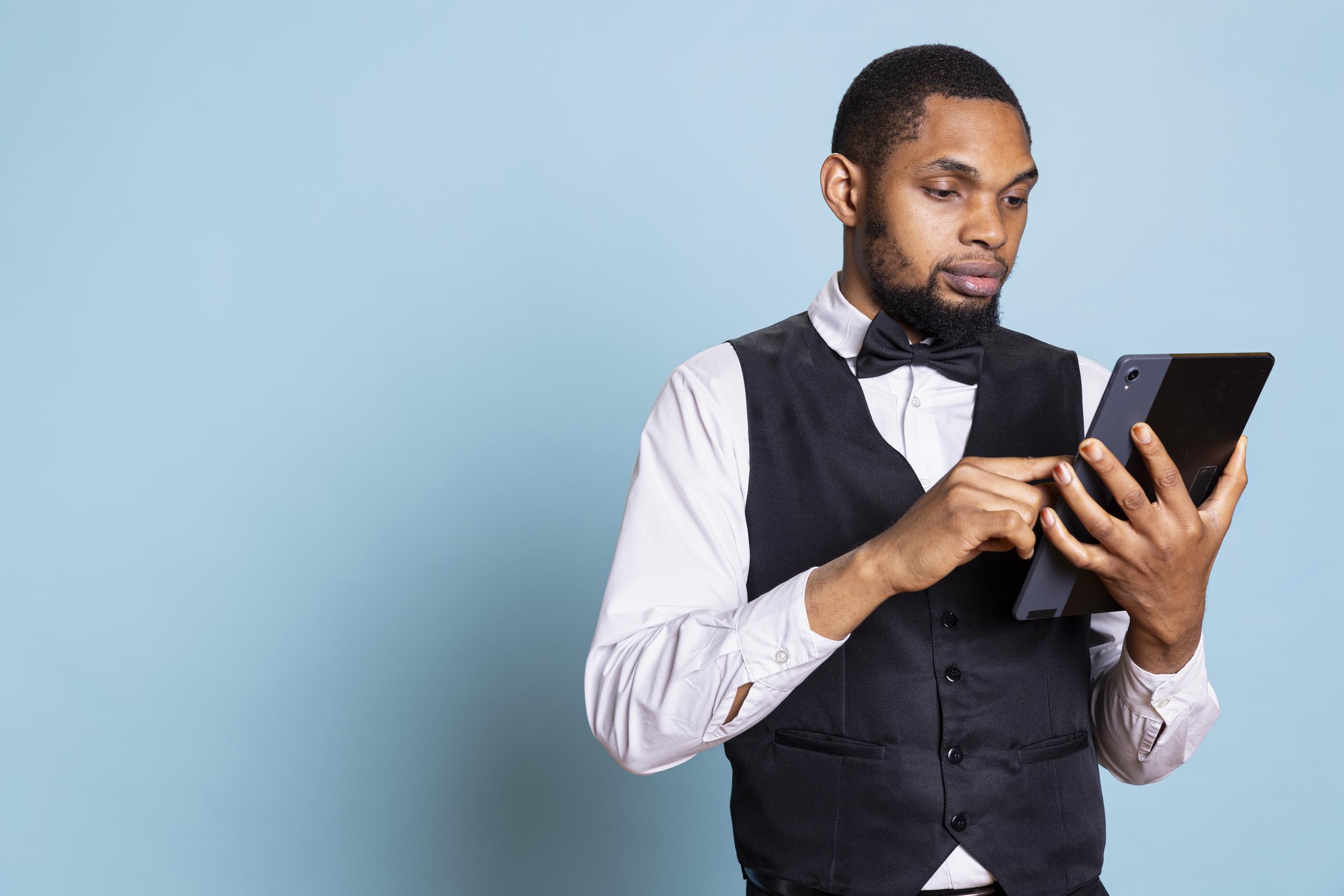 A waiter | Source: Freepik
