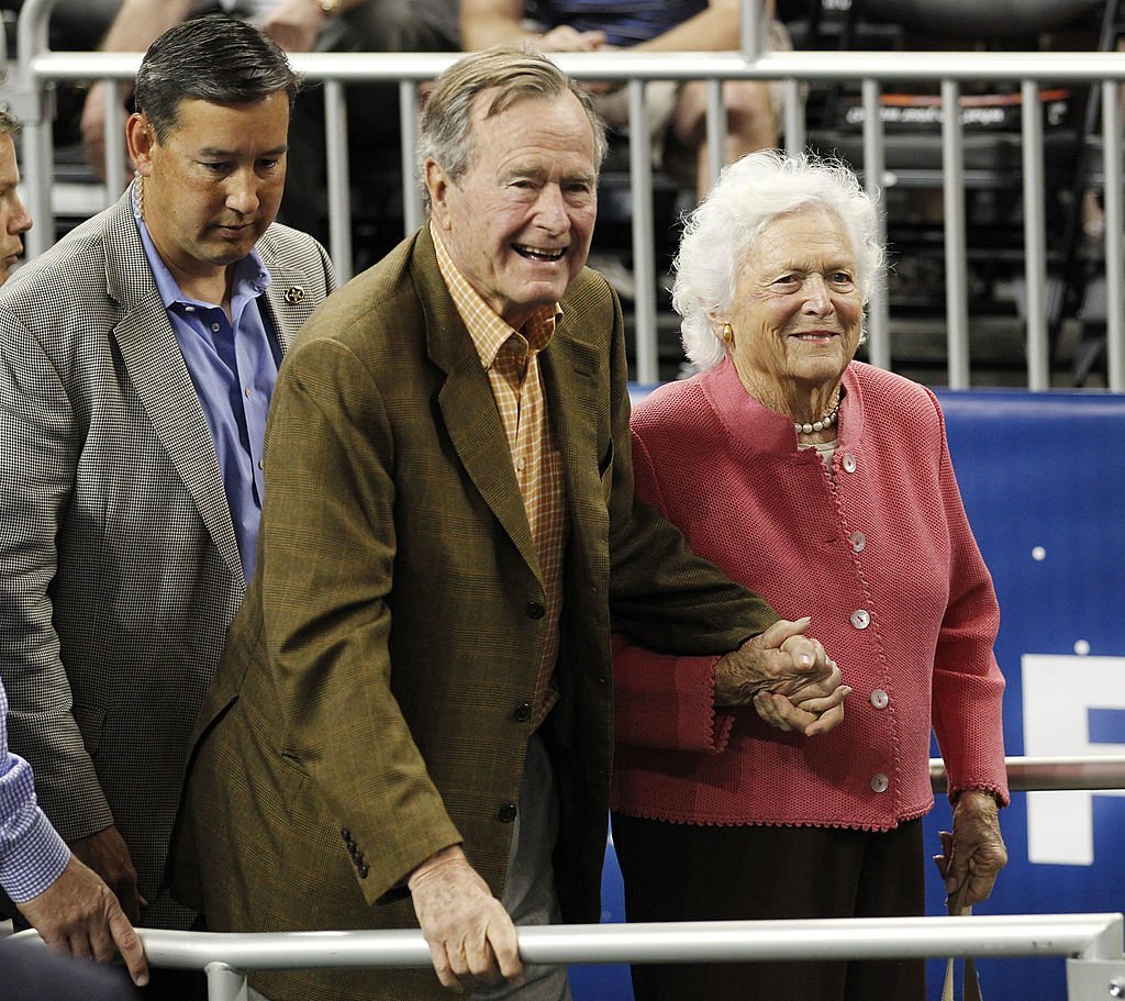  George H W Bush and wife, Barbara, at the VCU-Butler game of the men's NCAA Final Four semifinal basketball game in Houston, Texas, Saturday, April 2, 2011 | Photo: Getty Images