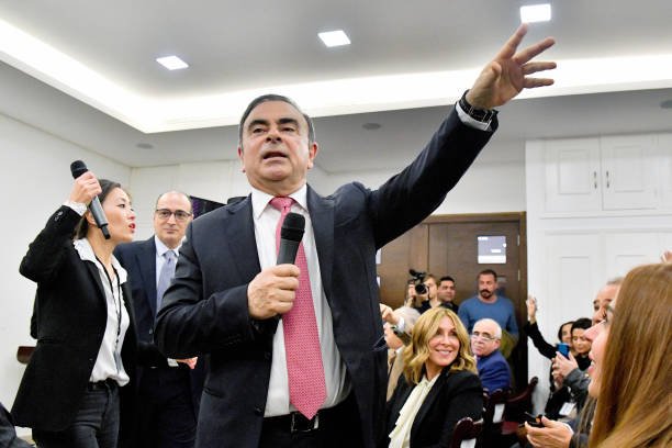 Carlos Ghosn répondant aux questions des médias. | Photo : Getty Images Carlos Ghosn répondant aux questions des médias. | Photo : Getty Images
