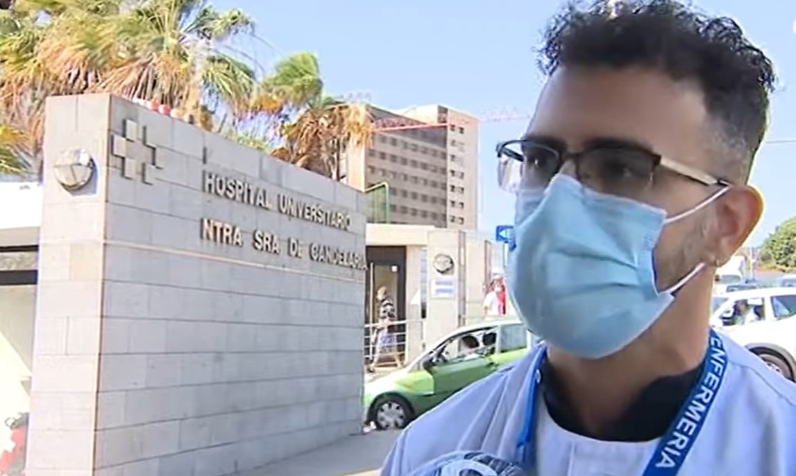 Josué García frente al hospital en el que trabaja. | Foto: YouTube/InformativosTvc