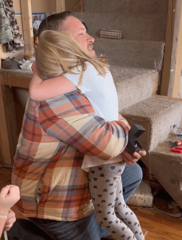 Charlie and her mother's fiancé share a hug. | Source: tiktok.com/taylornally1