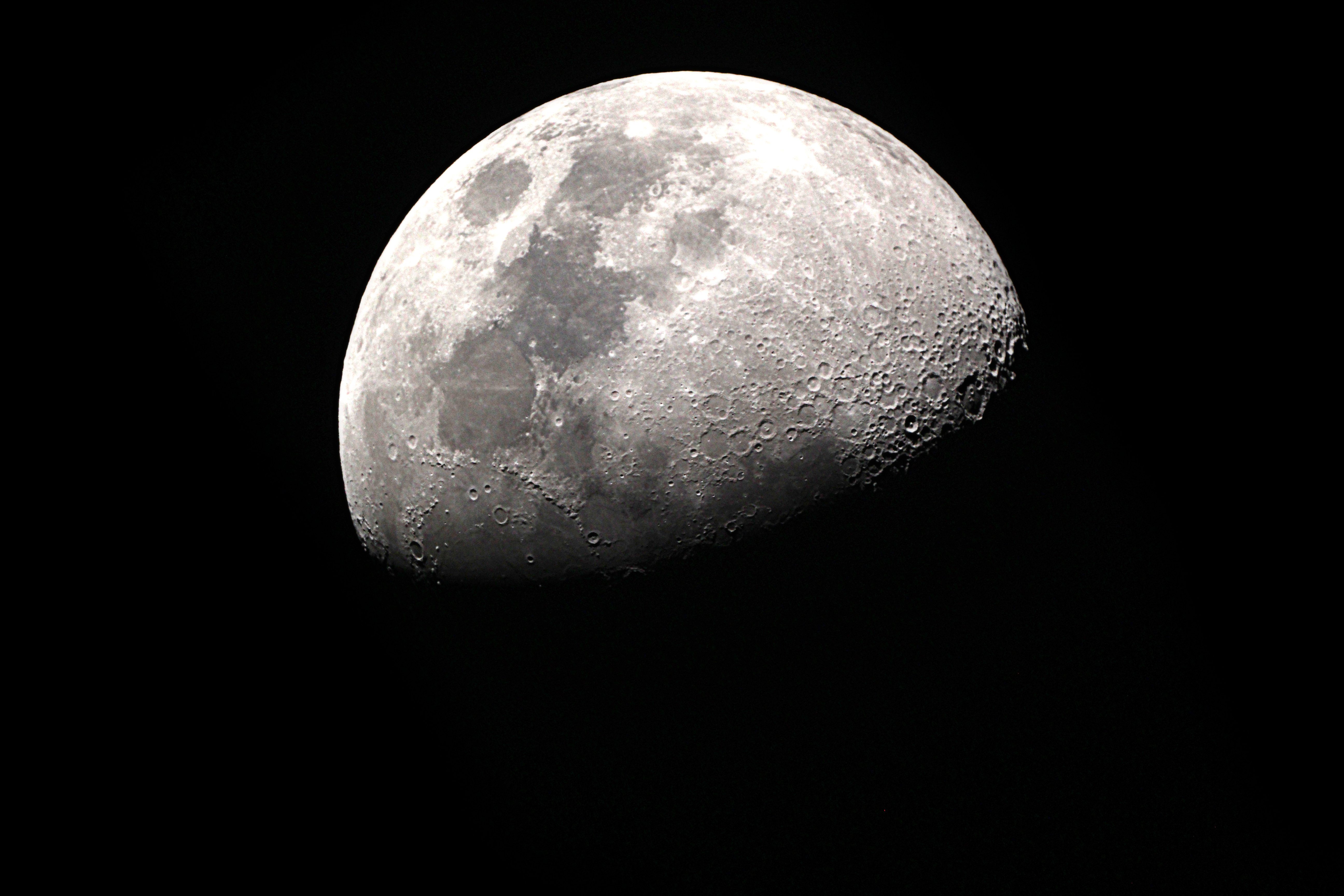 A photograph of the moon in space. | Photo: Shutterstock