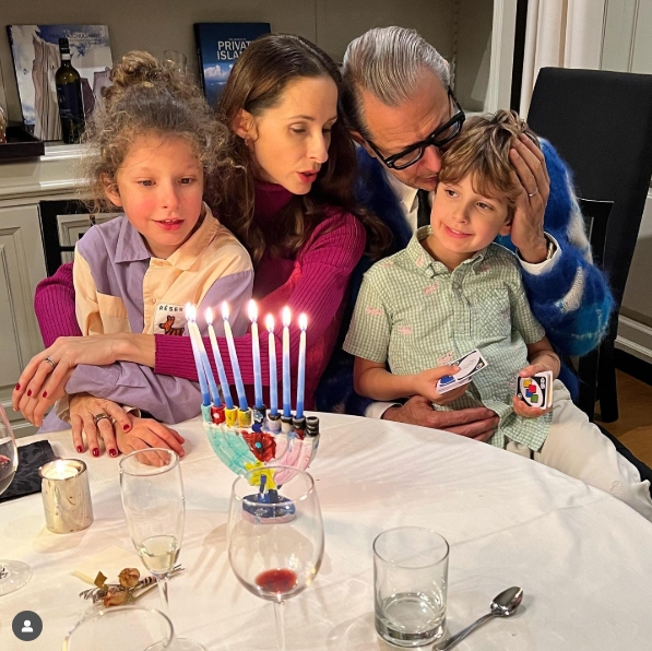 Jeff Goldblum and his family from a post dated December 25, 2022. | Source: Instagram/jeffgoldblum