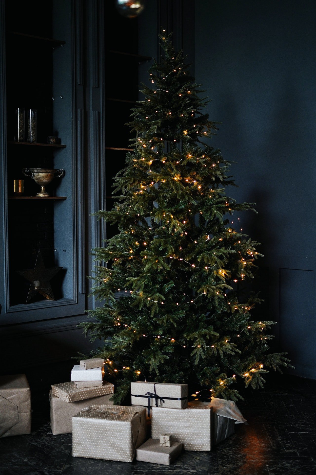 Photo of a christmas tree with boxes | Photo:Pexels