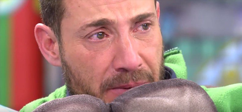Alberto David llorando tras recibir mensaje de Rocío. | Foto: Telecinco.es