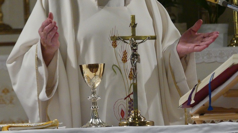 Sacerdote oficiando misa. | Imagen: Pixabay Sacerdote oficiando misa. | Imagen: Pixabay